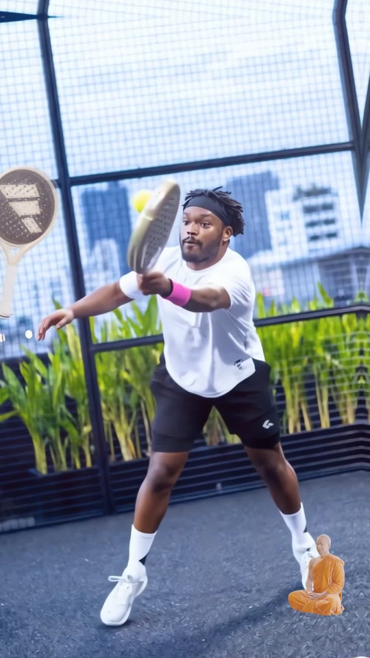 Padel, mid-rally